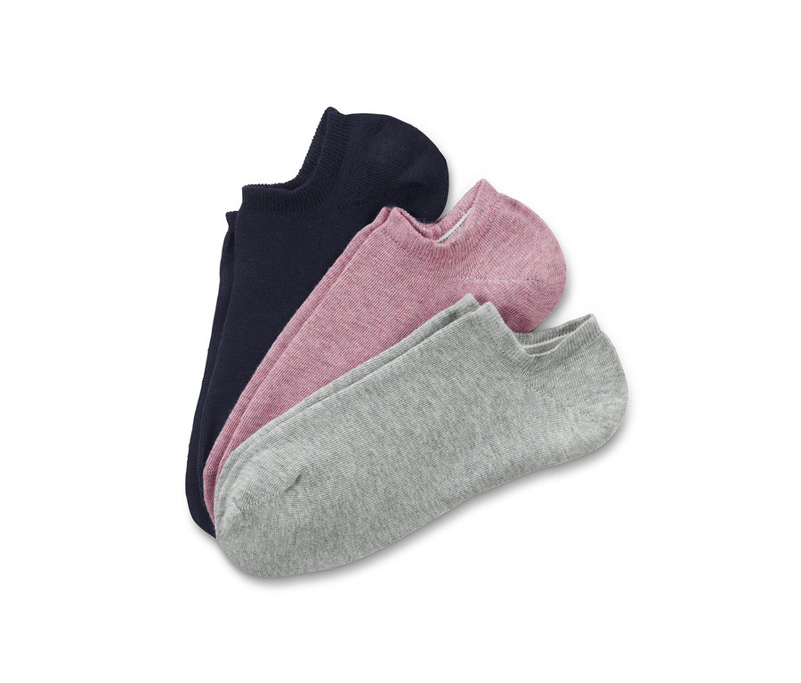 Drei Paar Sneakersocken liegen übereinander.