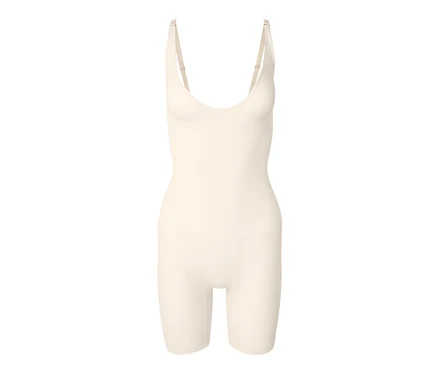 Ein cremefarbener Shaping-Body mit tiefem Ausschnitt und verstellbaren Trägern auf weißem Hintergrund.