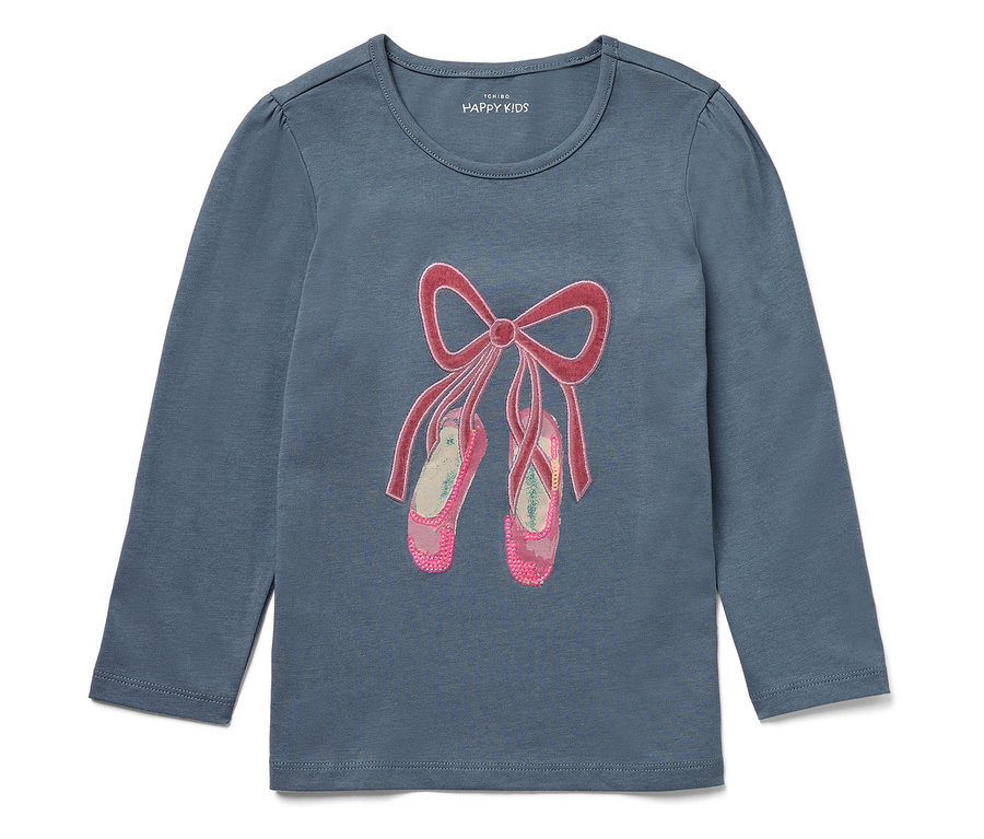 Blaues Langarmshirt mit rosa Ballettschuhen mit Schleife.