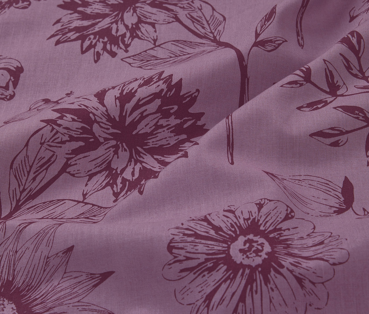 Detailansicht der lila Renforcé-Bettwäsche in Normalgröße mit Blumenmuster.