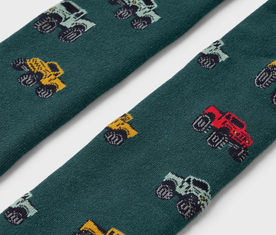 Nahaufnahme von Kinder-Thermo-Leggings mit Truck-Print.