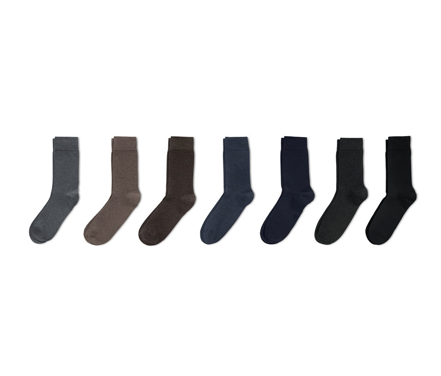 Sieben Paar Socken in verschiedenen Farben, von Grau bis Schwarz, nebeneinander auf einem weißen Hintergrund.