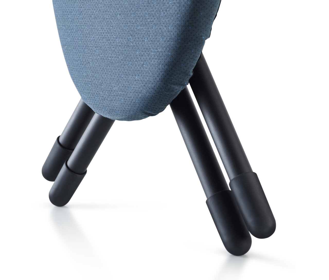 Detailaufnahme eines blauen Bügelbretts mit schwarzen Beinen.