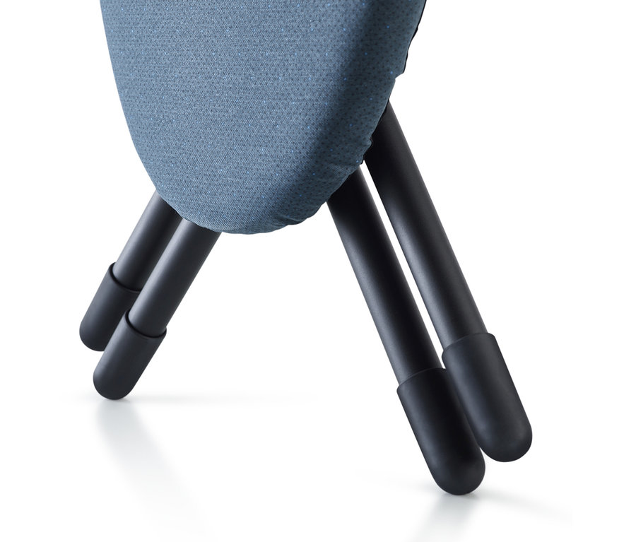 Detailaufnahme des blauen Bezugs und des schwarzen Gestells eines Bügelbretts. Zu sehen ist ein Joseph Joseph Bügelbrett »Glide Plus«.
