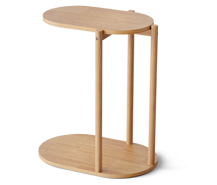 Ovaler Holztisch mit drei Beinen.