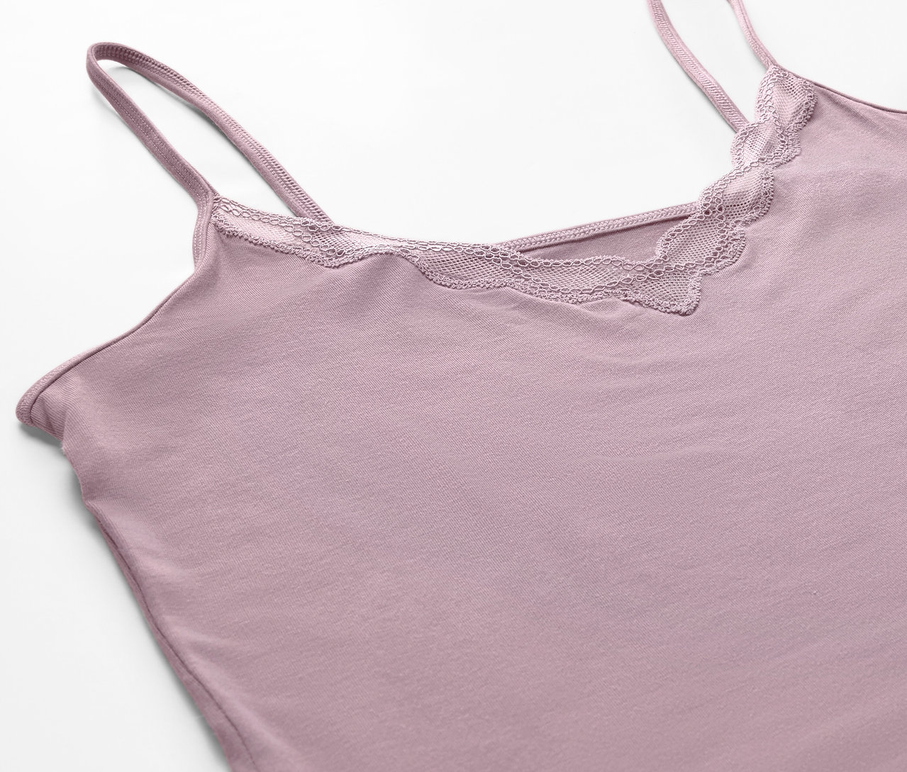 Detailansicht eines mauvefarbenen Hemdchens mit Spitzenbesatz.