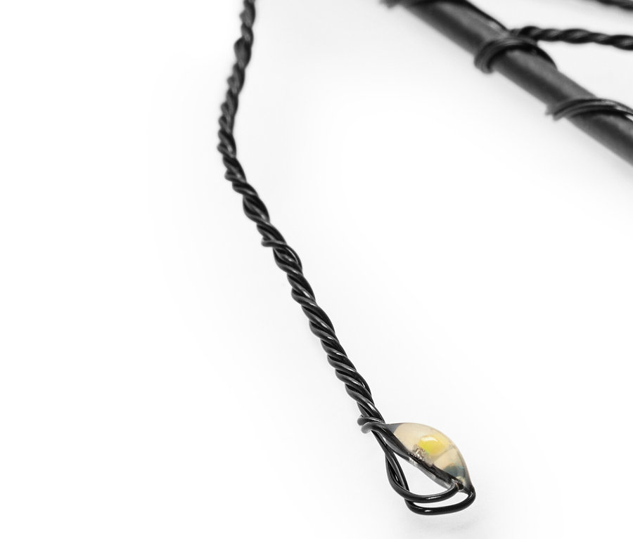 Detailaufnahme eines 3 Solar-Spieße mit schwarzem Draht und LED-Licht.