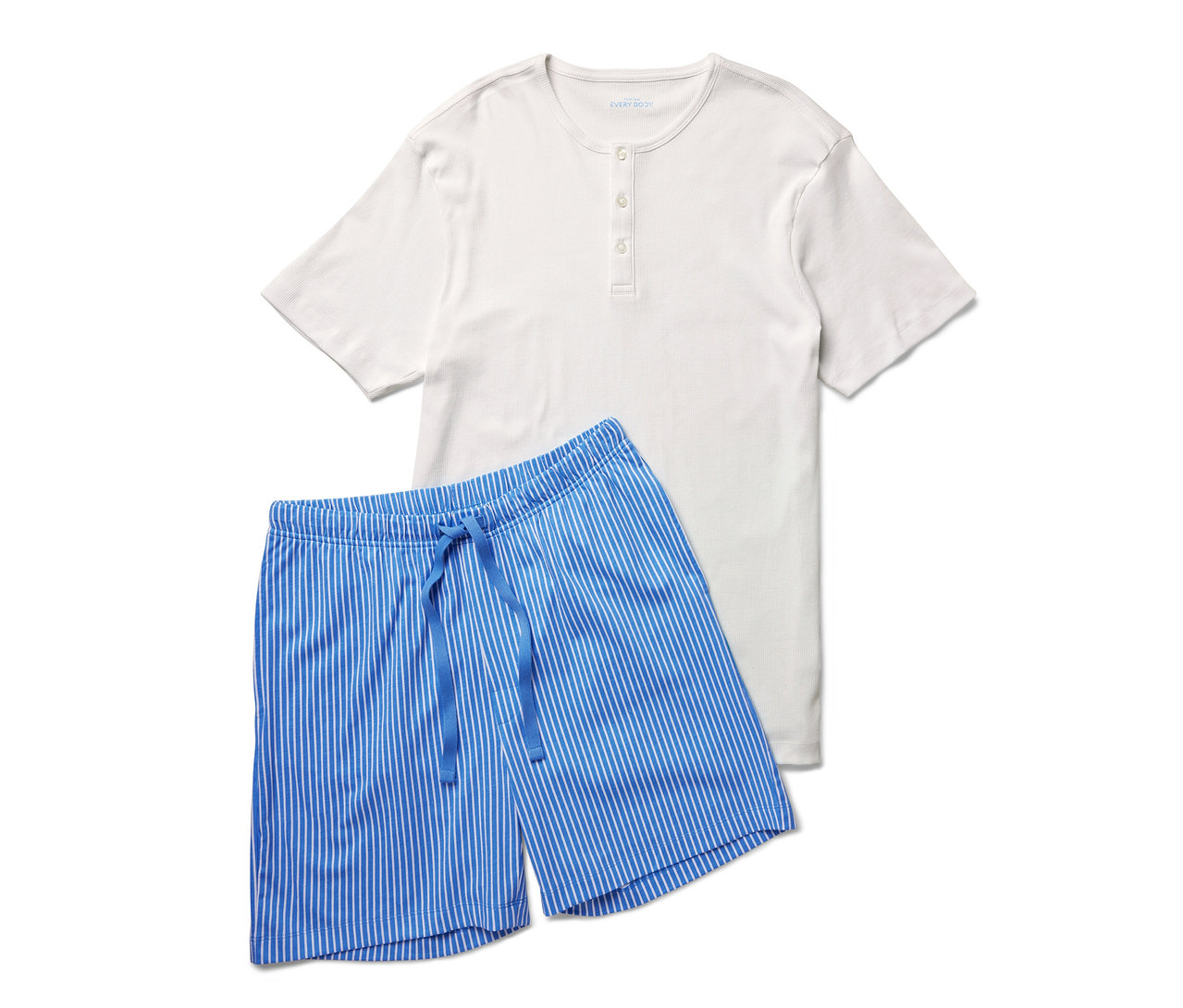 Shorty-Pyjama-Set: Weißes Kurzarm-T-Shirt und blaue, gestreifte Shorts.