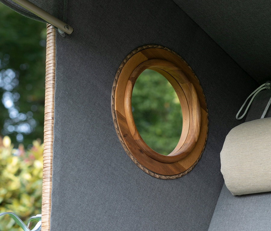 Innenansicht des deVries Strandkorb XL, Blick durch ein Fenster auf Grün.