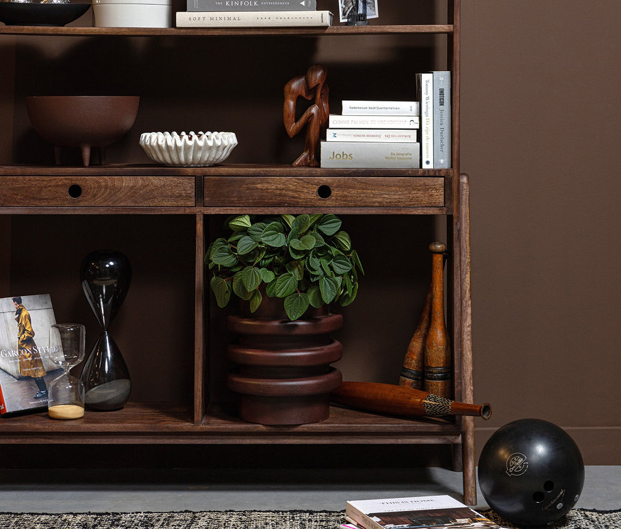 Braunes Woood Schrank »Sivian« Mango Nussbaum Bücherregal mit Büchern und Dekorationen.