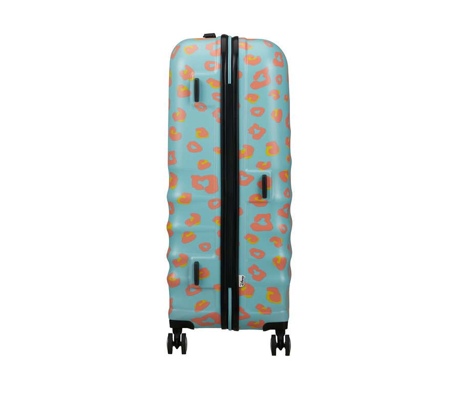 Grosser, hellblauer American Tourister Wavebreaker »Minnie Mouse« Koffer mit orangefarbenen Flecken.