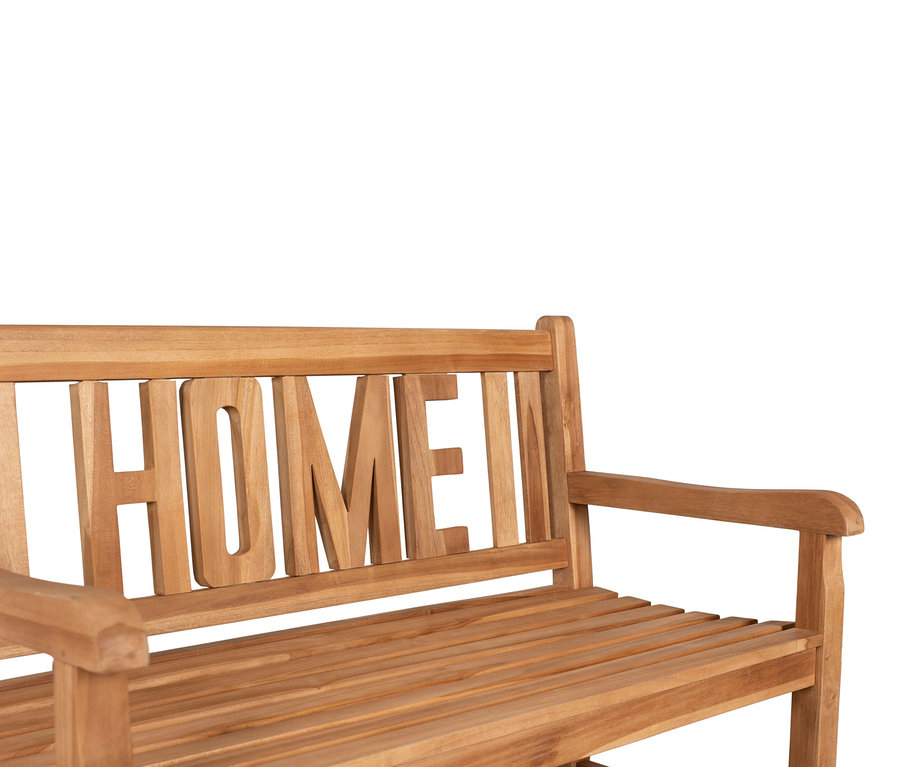 deVries Gartenbank »Home« aus hellem Holz mit der Aufschrift "HOME" in der Rückenlehne.