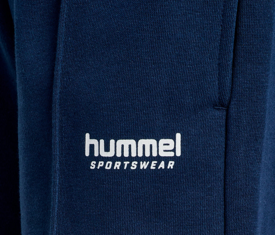 Detailaufnahme einer marineblauen Hummel-Trainingshose mit weißem Logo.