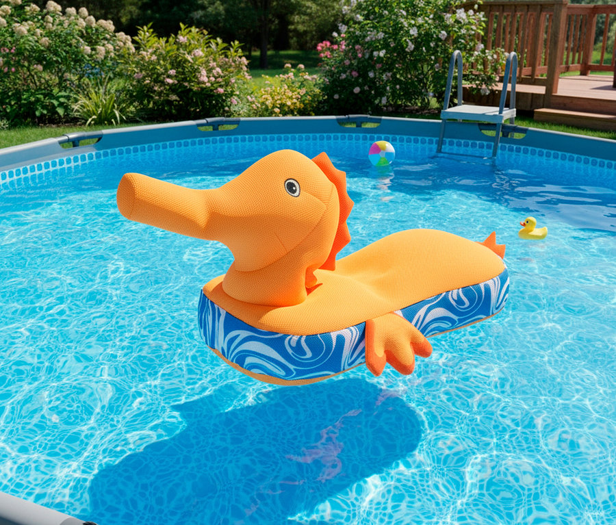 Ein orangefarbener, aufblasbarer Seepferdchen-Schwimmer mit blau-weißen Akzenten schwimmt in einem Pool. Im Hintergrund befinden sich ein Spielzeugball und eine gelbe Quietscheente.