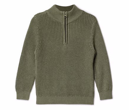 Ein olivgrüner Strickpullover mit kurzem Reißverschluss am Kragen liegt auf einem weißen Hintergrund.