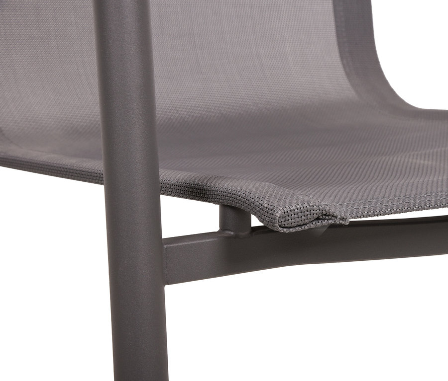 Nahaufnahme eines grauen Stuhls mit Netzstoffbespannung und Metallgestell.