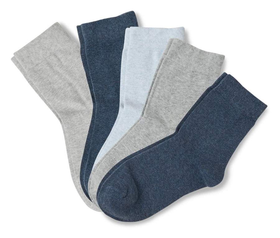 Fünf Socken in Grau-, Blau- und Blautönen liegen auf einem weißen Hintergrund.