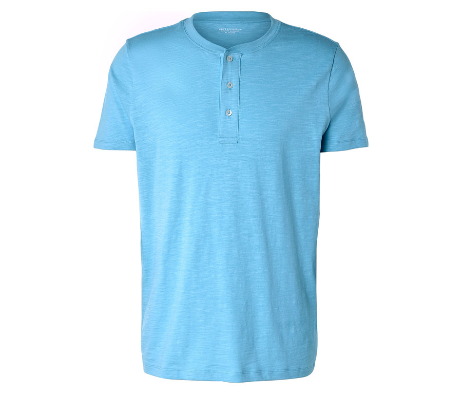 Ein hellblaues kurzärmeliges Henley-Shirt liegt auf einem weißen Hintergrund.