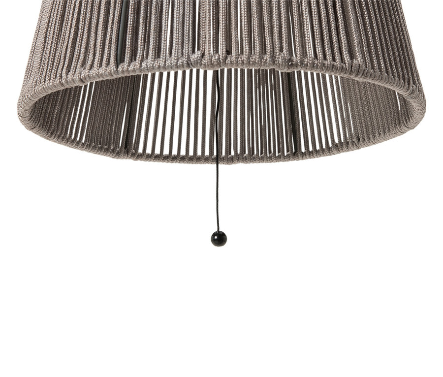 Nahaufnahme einer grauen Lampenaufhängung mit einer Schnur und einer schwarzen Kugel am Ende.