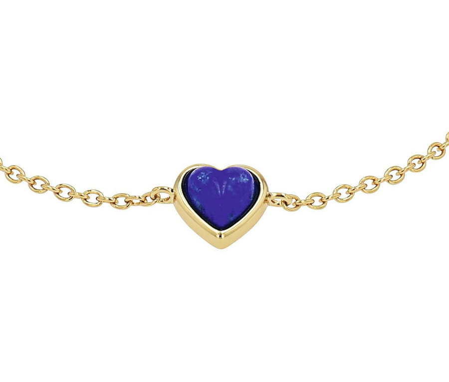 Nahaufnahme eines Amor Armschmucks mit Herz-Motiv, bestehend aus einer goldenen Kette mit einem blauem Herzanhänger.