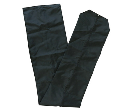 Ein schwarzer Kleidersack liegt diagonal auf einem weißen Hintergrund.