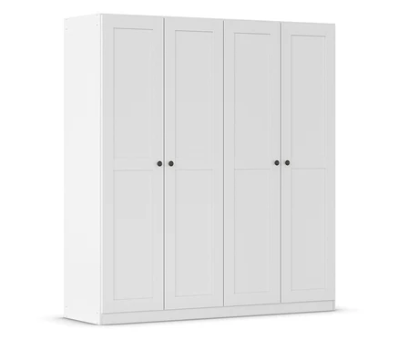 Ein großer, weißer Kleiderschrank mit vier Türen und schwarzen Griffen steht vor einem weißen Hintergrund.