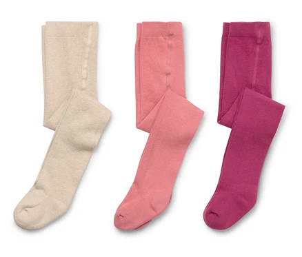 Drei gefaltete Strumpfhosen in Beige, Rosa und Lila liegen auf einem weißen Hintergrund.