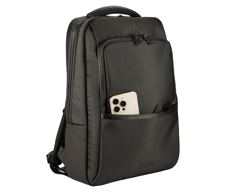 Schwarzer Rucksack mit einem Smartphone in der Vordertasche.