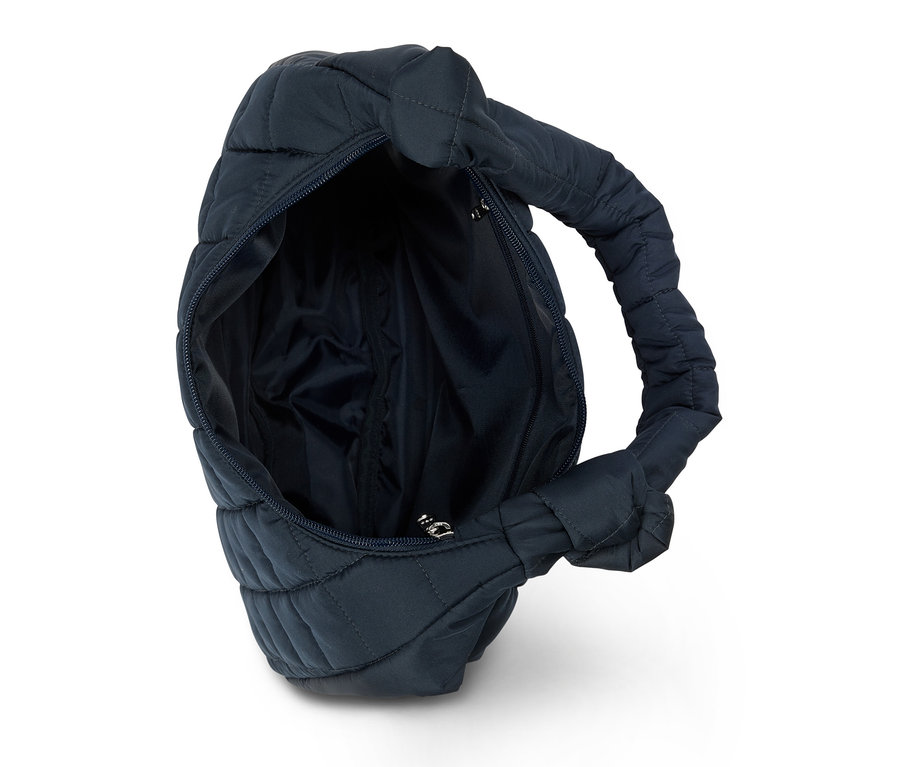 Nahaufnahme einer offenen, gesteppten, marineblauen Handtasche mit Reißverschluss und Henkel auf weißem Hintergrund.