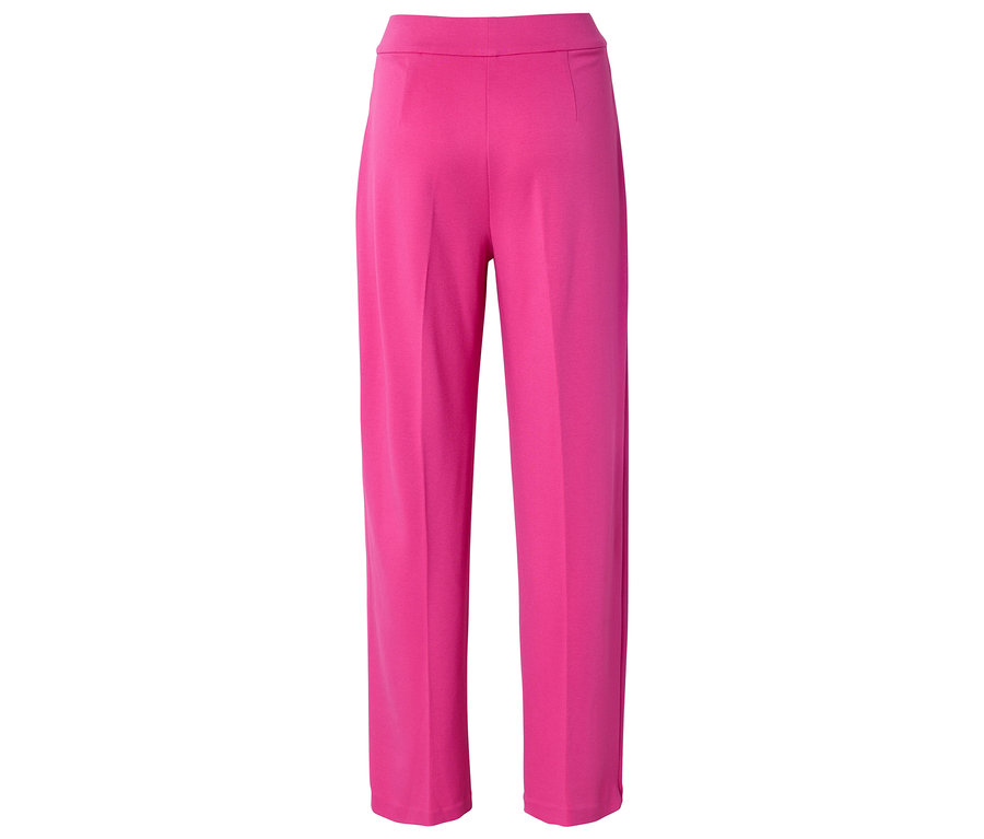 Eine pinkfarbene Hose mit weitem Bein ist vor einem weißen Hintergrund zu sehen.
