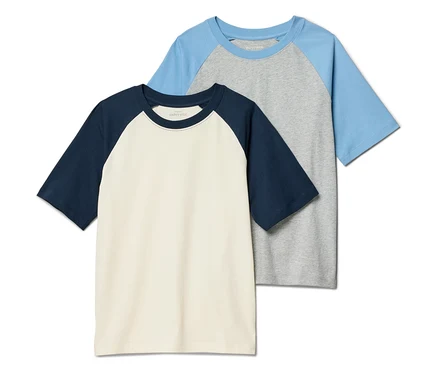 Zwei Kurzarm-T-Shirts liegen übereinander, eines in Marineblau und Creme, das andere in Grau und Hellblau.