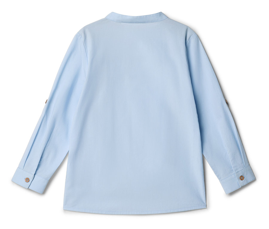 Hellblaues, langärmeliges Hemd mit Knöpfen an den Manschetten.