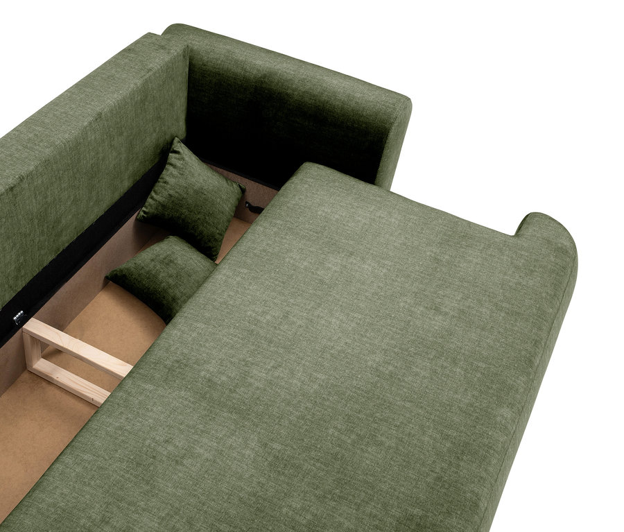 Draufsicht auf ein olivgrünes Ecksofa mit ausgezogenem Bettkasten, in dem zwei Kissen liegen.