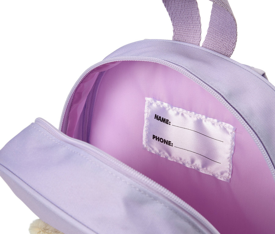 Offener hellvioletter Rucksack, der sein hellrosa Innenfutter und ein weißes Etikett mit den Feldern „NAME:“ und „PHONE:“ zeigt.