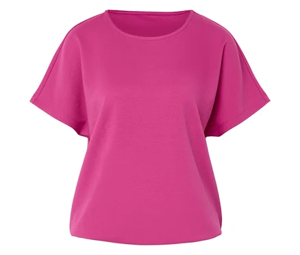 Ein pinkfarbenes, kurzärmeliges T-Shirt mit Rundhalsausschnitt liegt auf einer ebenen Fläche.