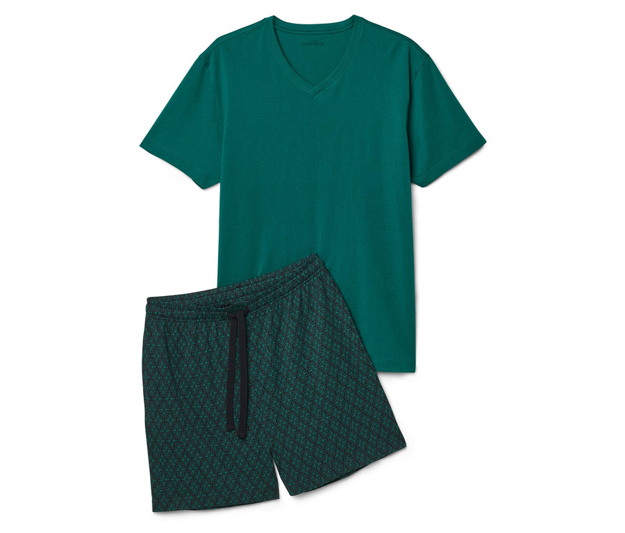 Ein grünes T-Shirt und grüne Shorts mit geometrischem Muster liegen auf einem weißen Hintergrund.