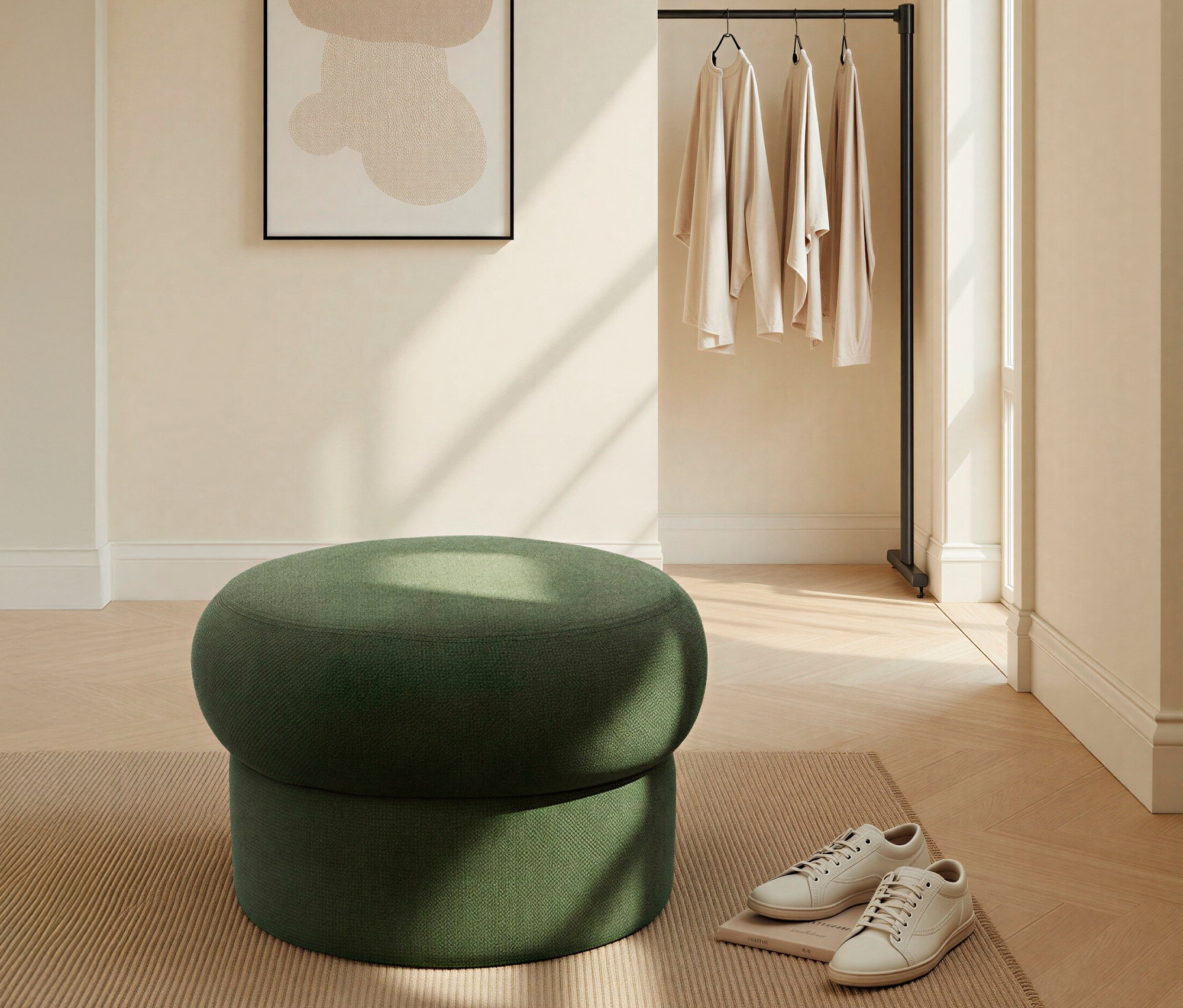 Ein dunkelgrüner Domo Pilzhocker »Marbella« steht auf einem Teppich. Daneben liegen cremefarbene Schuhe auf einem Buch.