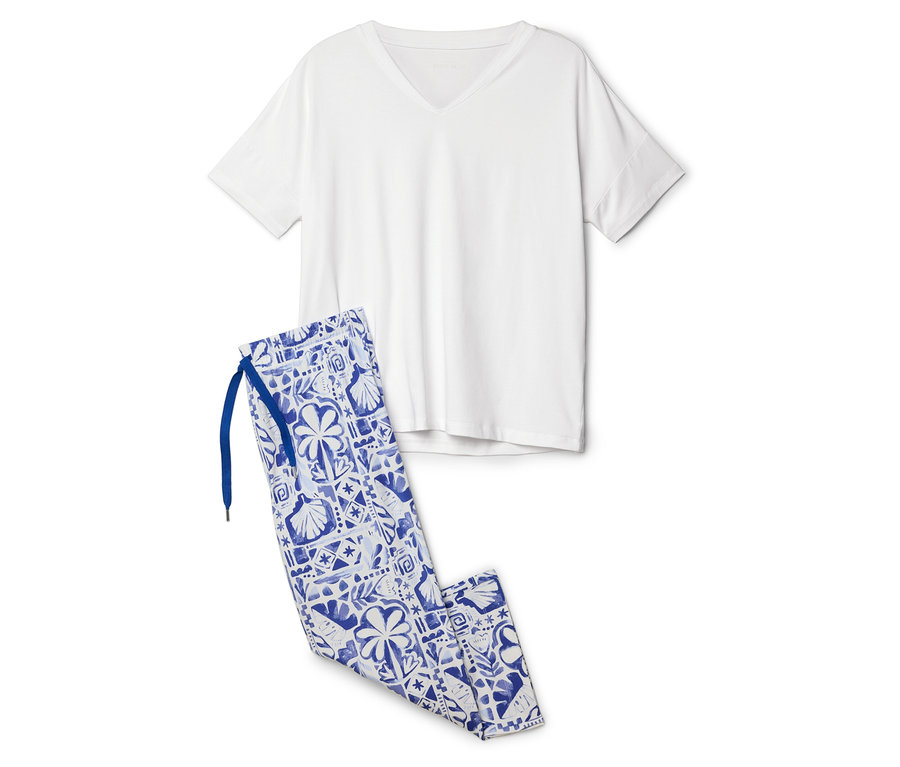 Weißes T-Shirt und blaue gemusterte Pyjamahose liegen übereinander.