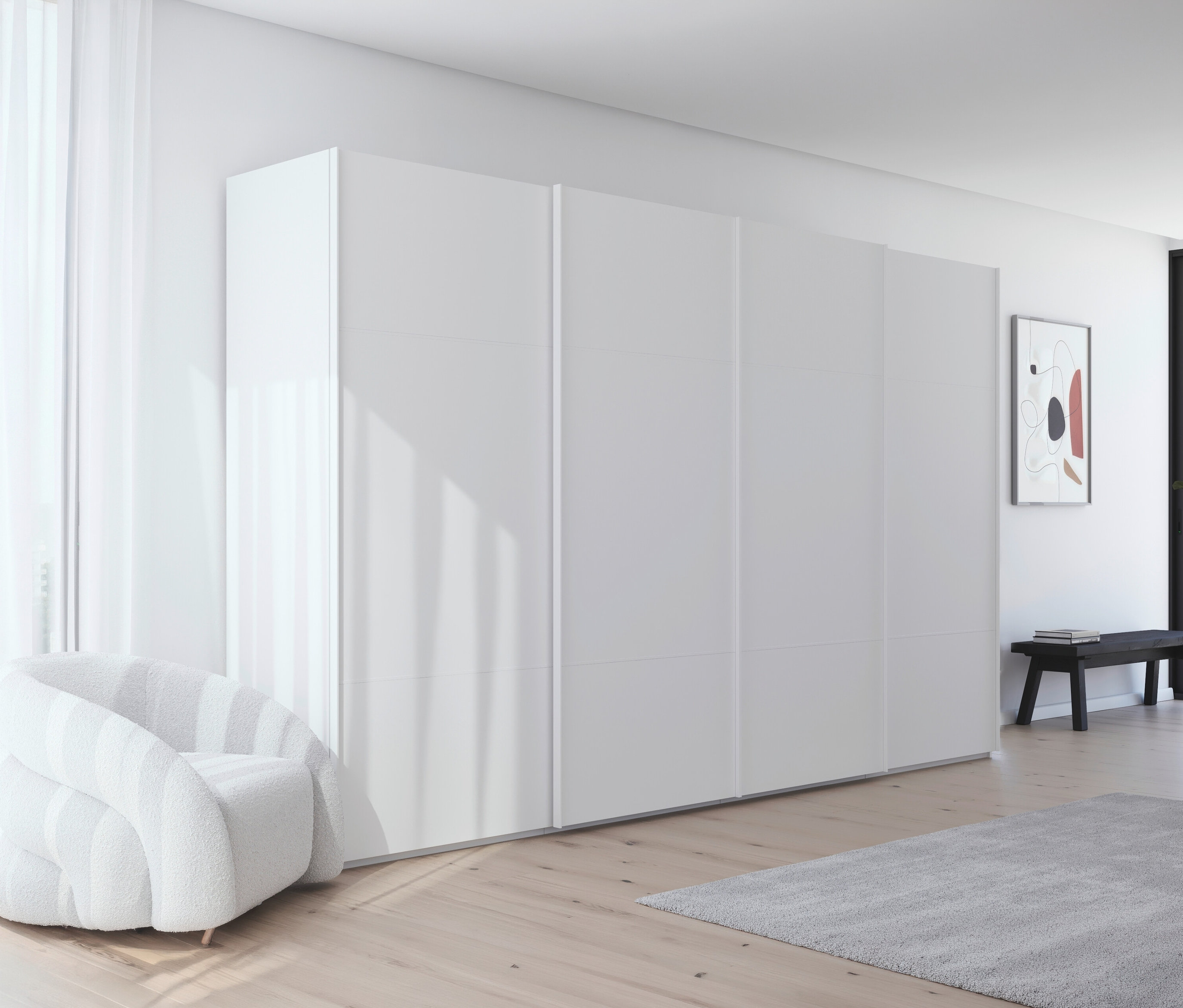 Ein weißer Sessel steht vor einem großen, weißen Schrank mit Schiebetüren in einem hellen Raum.