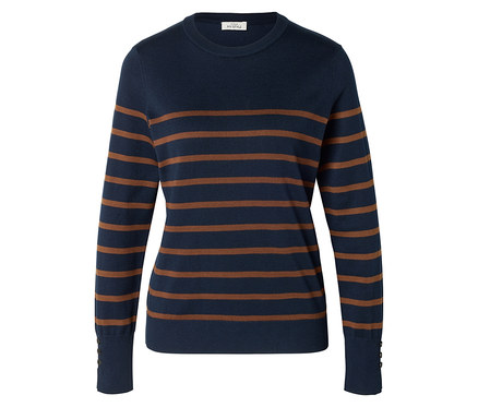 Dunkelblauer Feinstrickpullover mit braunen Querstreifen und Knopfdetails an den Ärmelbündchen.