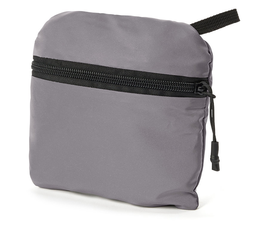 Graue, quadratische Tasche mit schwarzem Reißverschluss und Trageschlaufe.