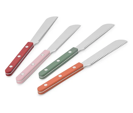 Vier Brotmesser mit roten, rosa, grünen und orangefarbenen Griffen liegen diagonal auf einem weißen Hintergrund.