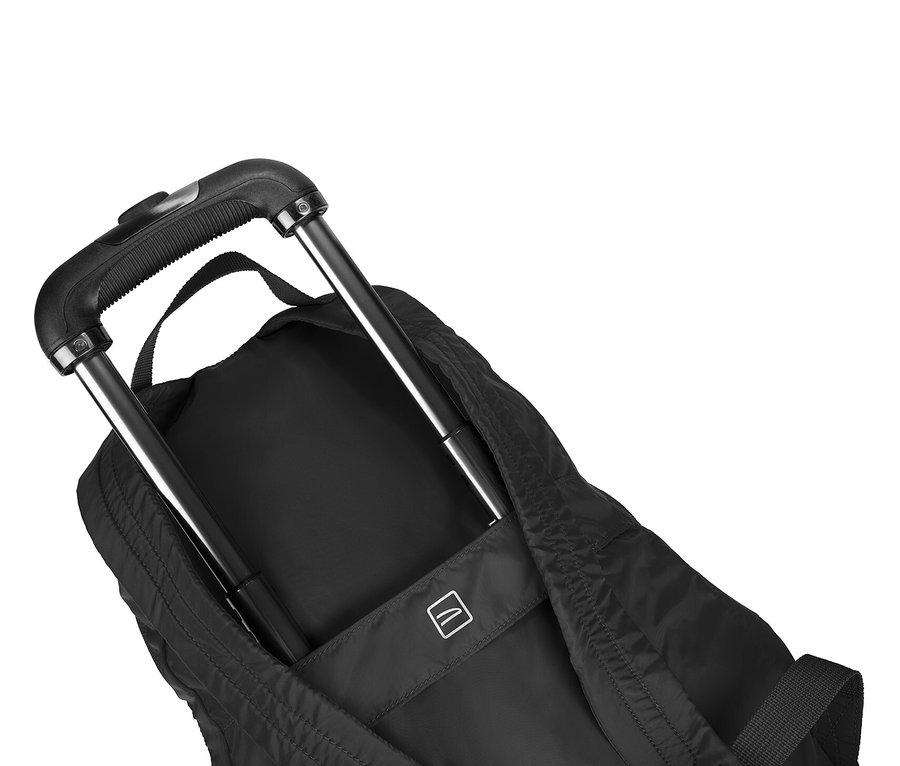 Schwarze Reisetasche mit ausziehbarem Griff und Rollen vor einem weißen Hintergrund.