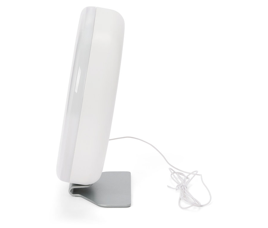 Weißes Lichttherapiegerät steht auf einem silbernen Ständer, das Kabel liegt daneben.