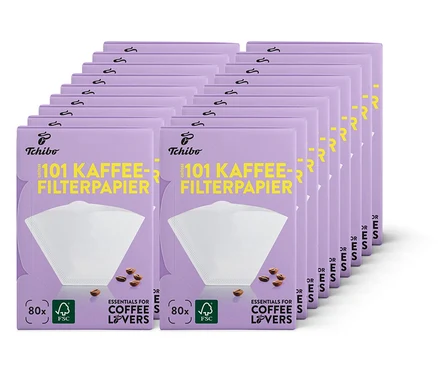 Stapel aus 12 Packungen weißen Tchibo Filterpapier Gr. 101, 18x 80 Stk., mit Kaffeebohnen-Motiv.
