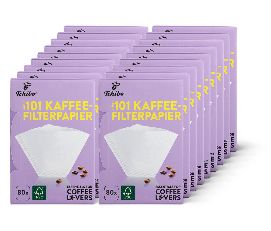 Stapel aus 12 Packungen weißen Tchibo Filterpapier Gr. 101, 18x 80 Stk., mit Kaffeebohnen-Motiv.