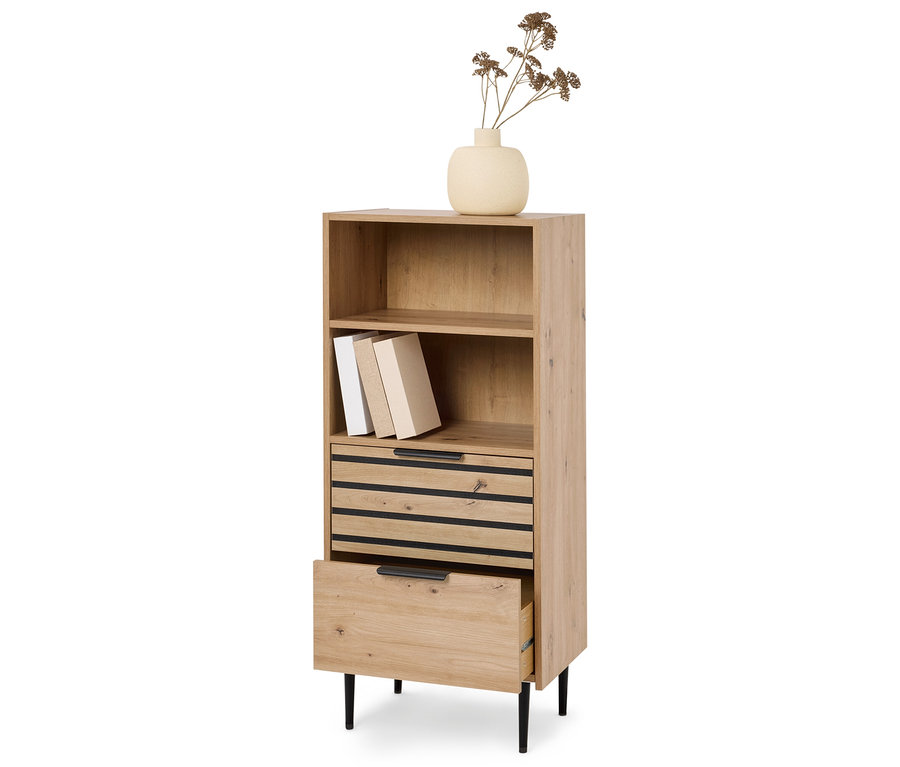 Ein Holzregal mit zwei offenen Fächern, zwei Schubladen und einem braunen Strauß in einer beige Vase oben drauf.