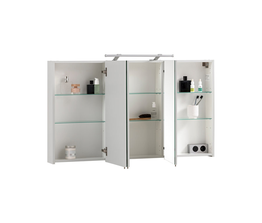 Weißer dreitüriger Spiegelschrank »Dorina« mit Licht, 120 cm breit, alle Türen leicht geöffnet. Glasböden zeigen Parfüm, Lotionen und Zahnbürsten.
