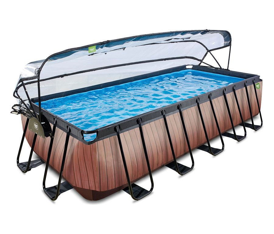 Rechteckiger EXIT Pool-Set in Holzoptik mit blauem Wasser und einer teilweise geöffneten transparenten Abdeckung.