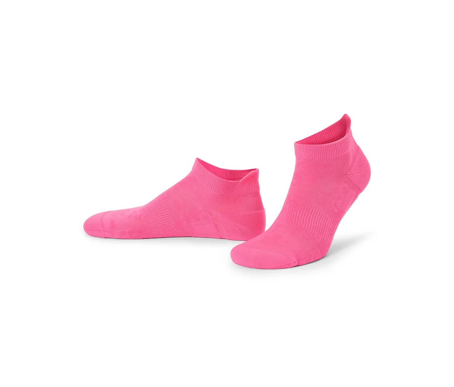 Zwei pinkfarbene Sneaker-Socken, eine liegt flach, die andere steht aufrecht.